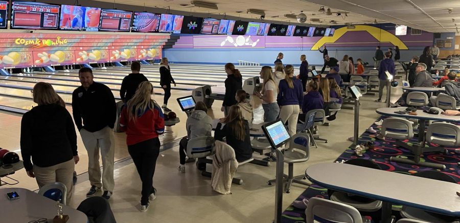 New Ulm Girls Basketball spending an afternoon having a fun bowling competition. 