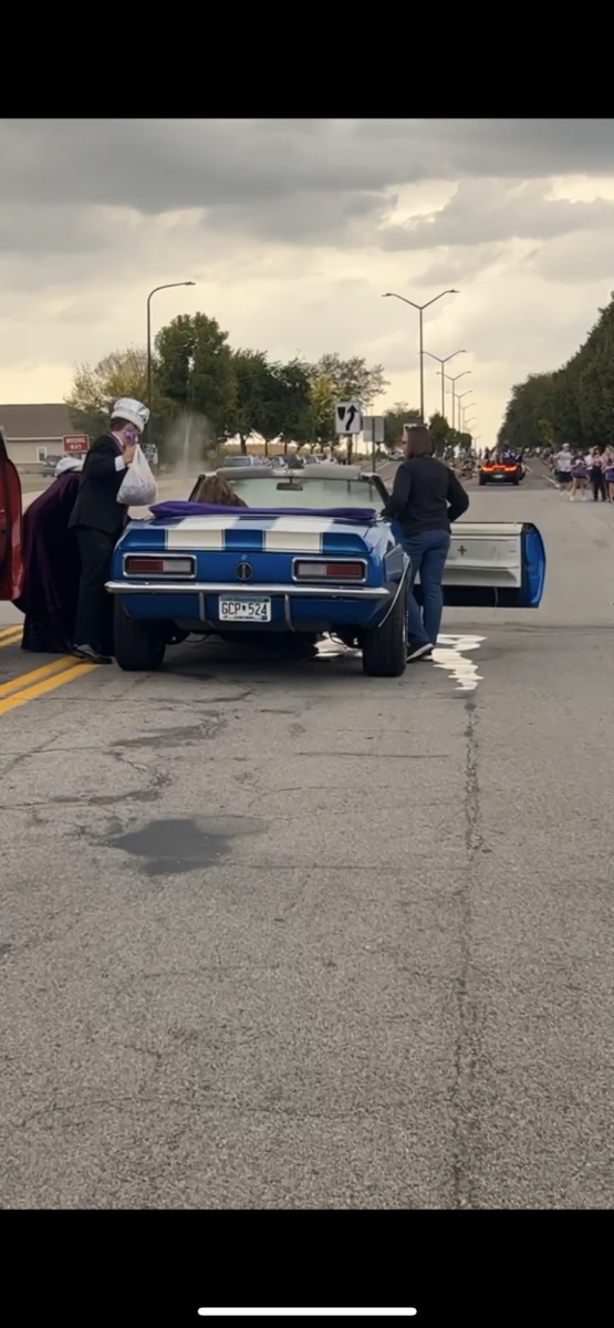 Homecoming King (Bryer Hoffmann) and Homecoming Queen (Alex Groebner) experience car troubles during the Homecoming Parade