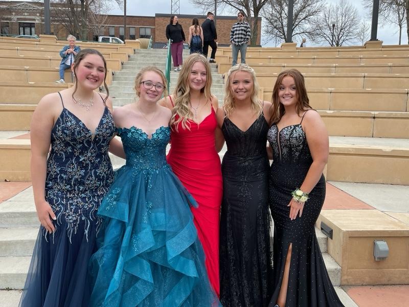 Girls golf ready for prom