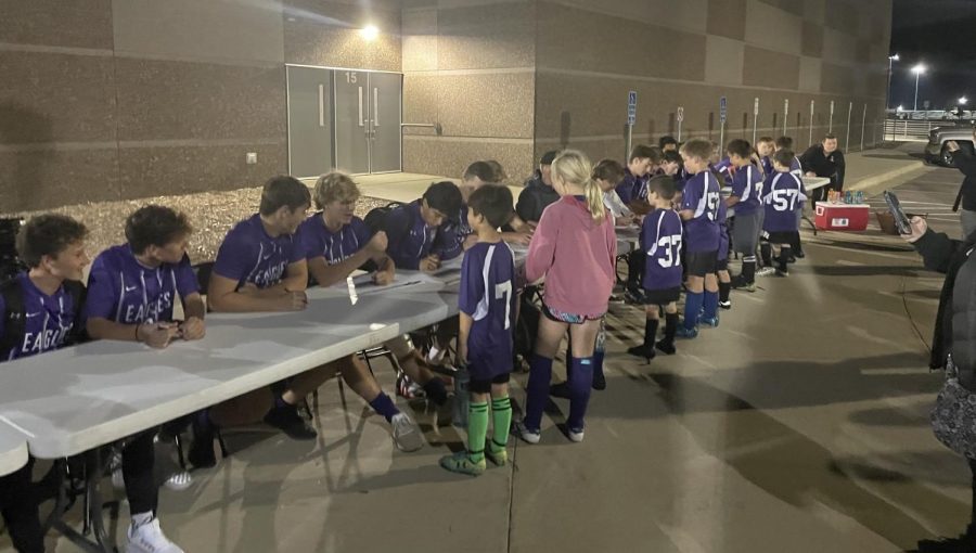  New Ulm United u10 soccer team gets autographs from the boys varsity team 