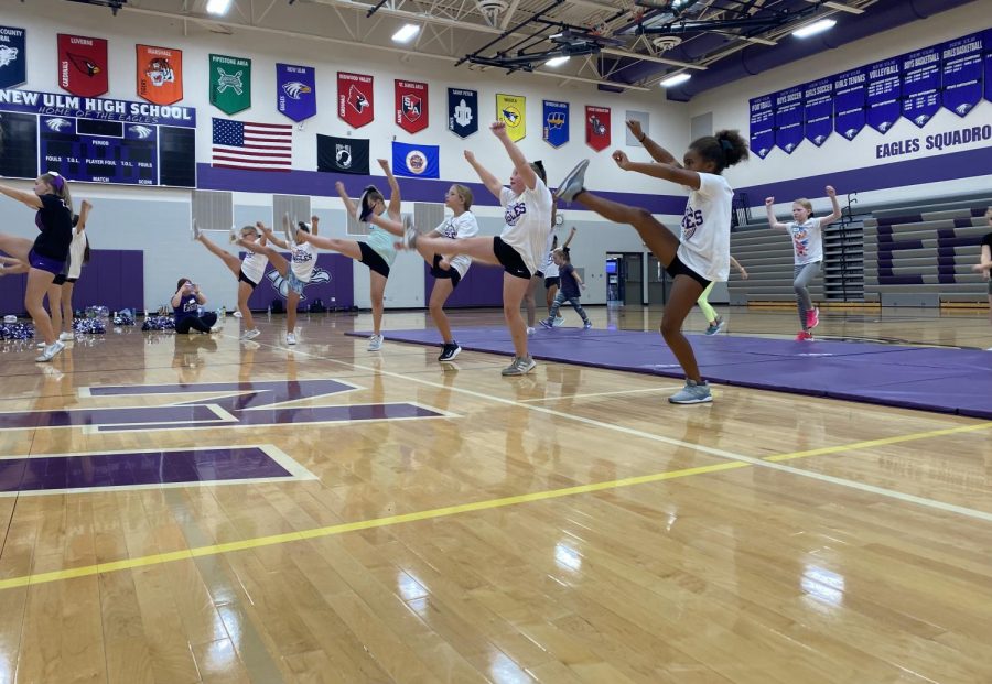 New Ulm cheerleaders teach their 3rd-5th grade eaglets how to spirit after cheers!