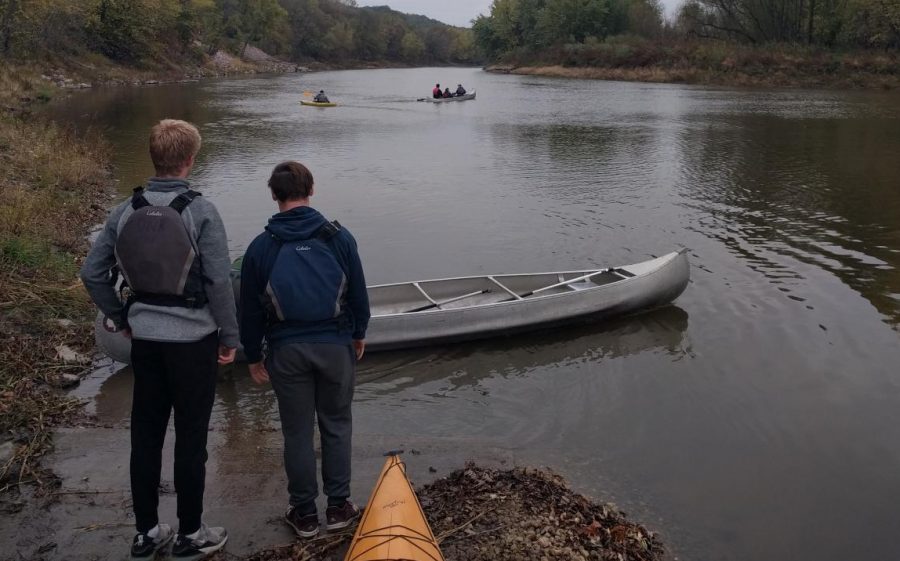 NUHS students start canoeing on the Minnesota River.