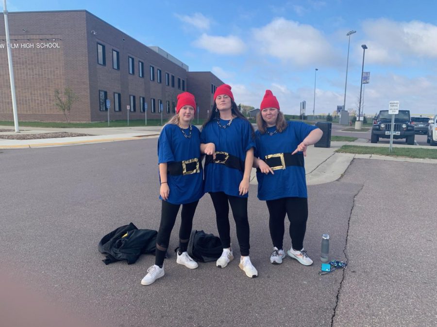 Seniors Tatiana Rolloff, Brooke Merkel, Brooklyn Wersal as gangster gnomes. 
