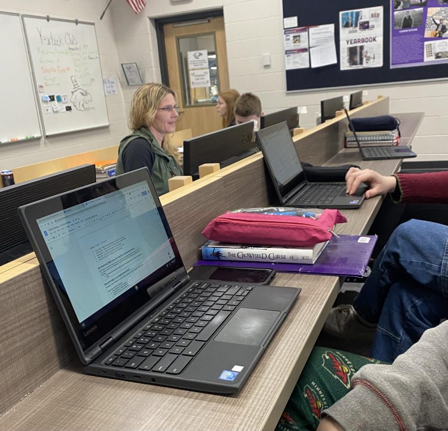 Mrs. Moshers 2nd hour business Economics class taking notes on their Chromebooks