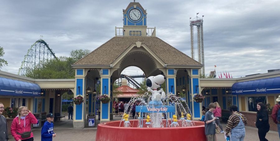 Choir and band students traveled to Valleyfair on May 20th to perform on Valleyfair's opening day!