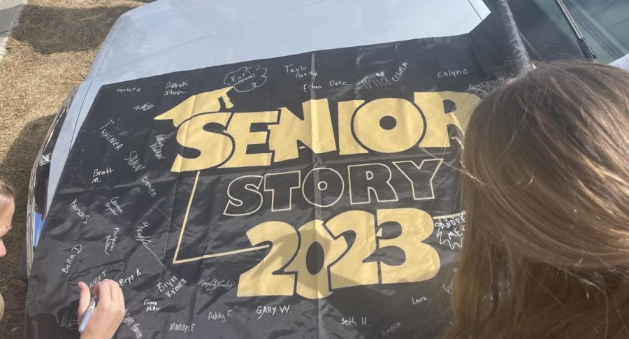Senior flag-signing before the long- awaited battle of the classes!