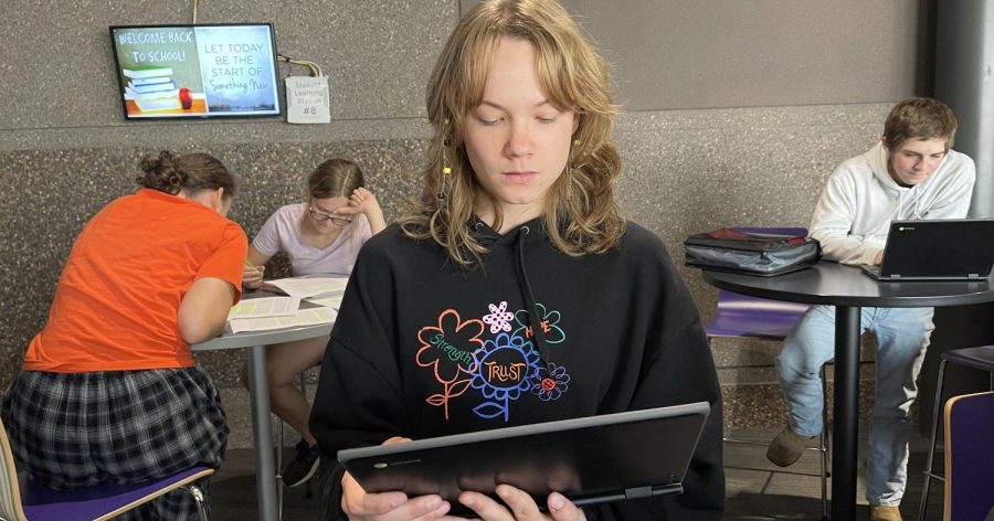 Senior Keira Holberg used her 5th hour lunch time on September 19 to read her creative poem out loud to a group of students in the upper commons. She said her poem is about "the understanding of how to love." Keira has written poetry for many years, learning it is a great way to express herself. 