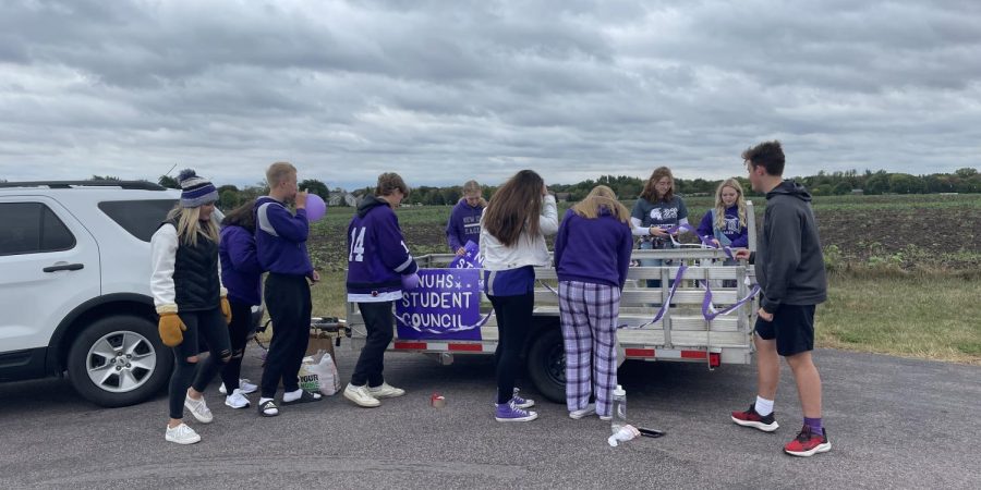 Student Council decorating the float for the Homecoming Parade on Friday, September 23. 