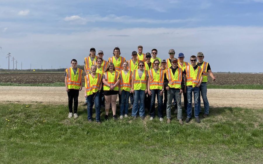 20 FFA students ready for the spring ditch cleanup.