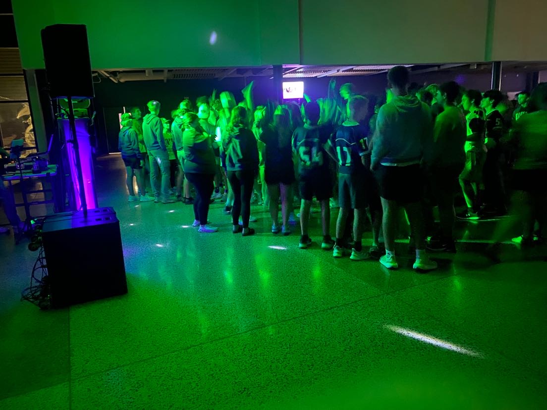 Underclassmen flood the dance