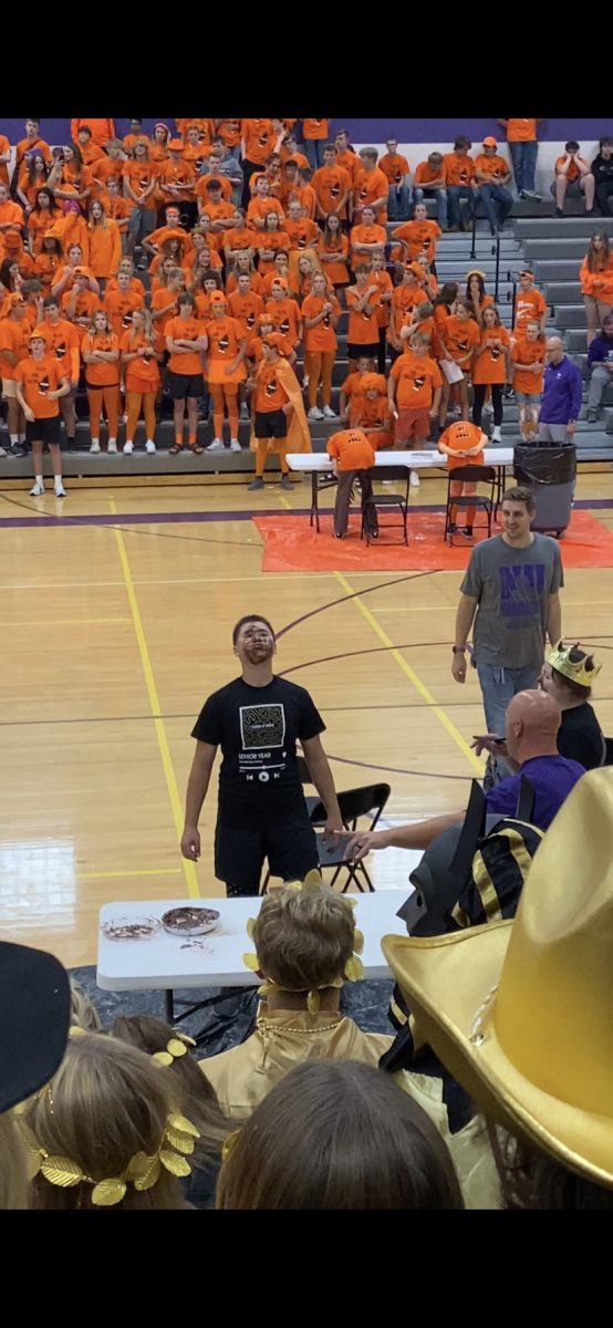 Joey Kotten in style beats freshman after chewing for minutes.
