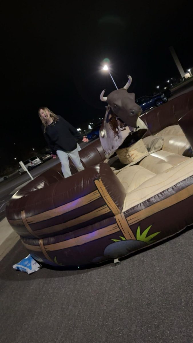 Jadence Cook loses her fake nail on the bull ride