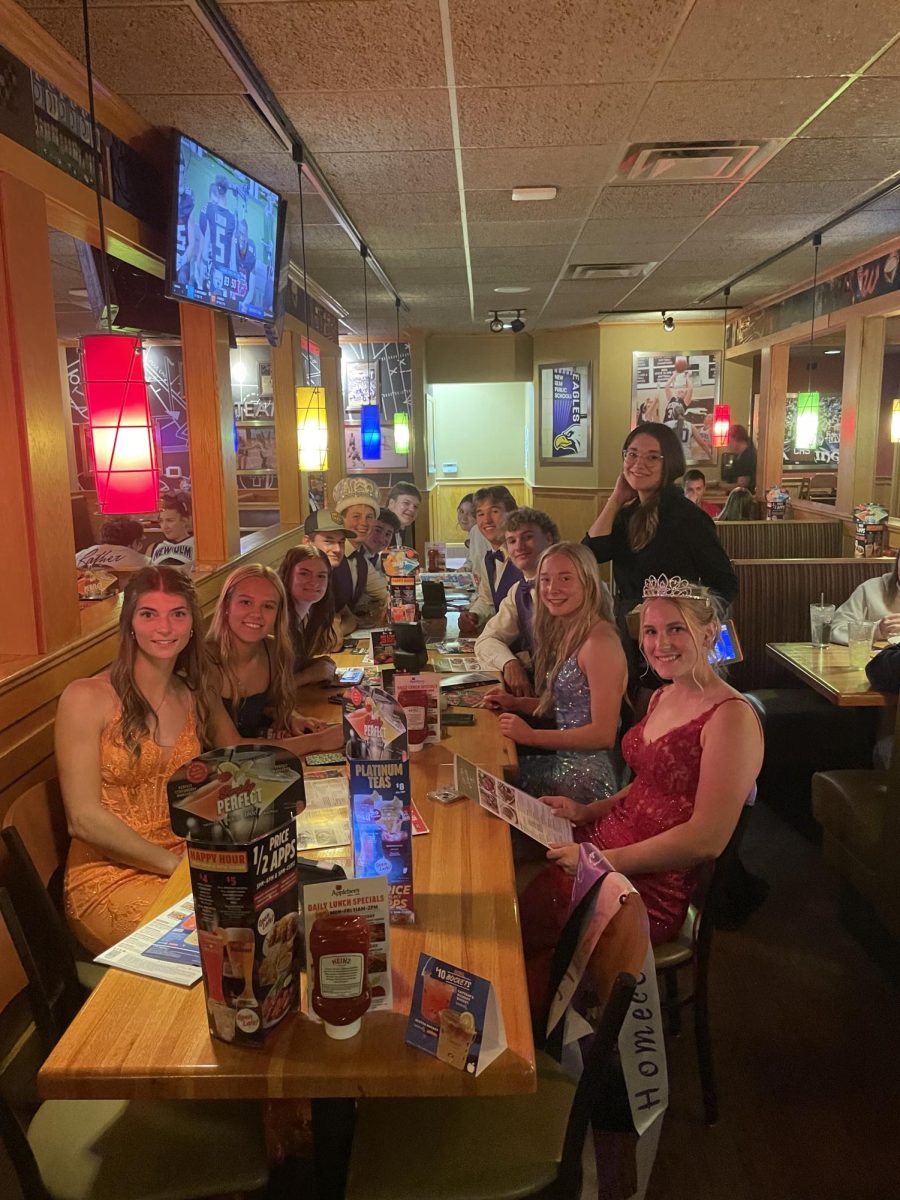 NUHS court attends Applebee's after coronation