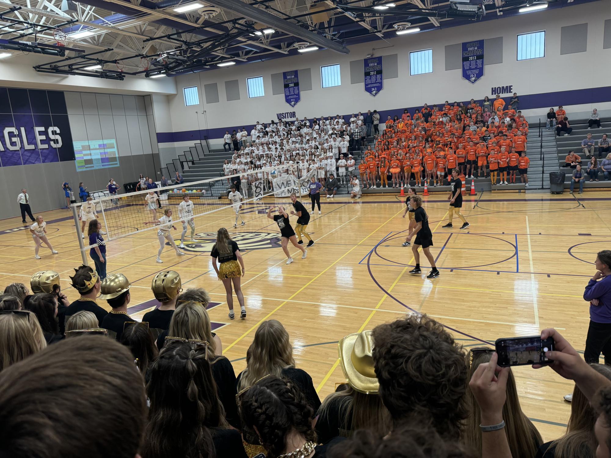 Seniors win volleyball vs the juniors