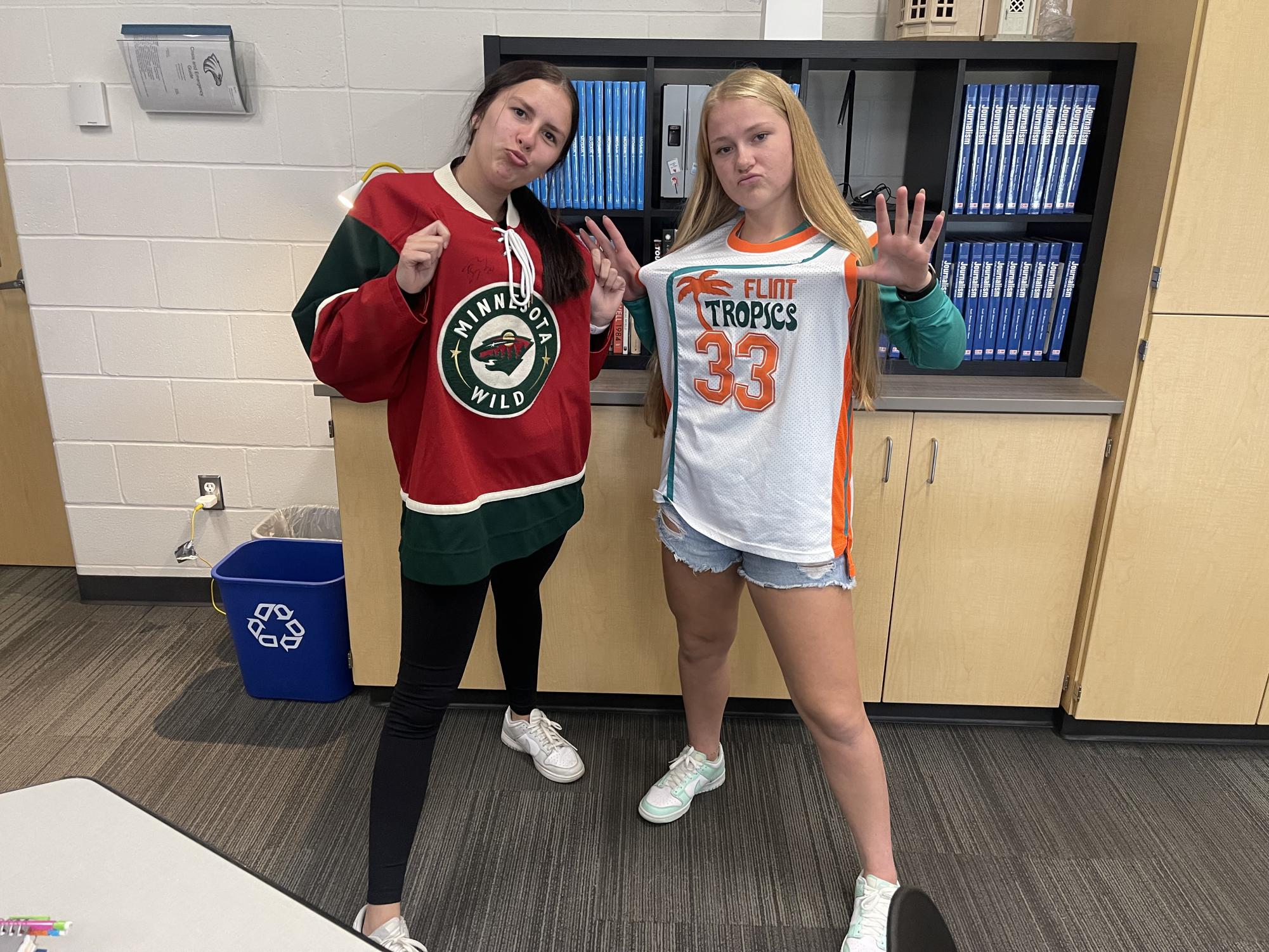 Seniors Mya Hornick and Halle Hinderman are rocking their Jerseys on Jersey Jort day!