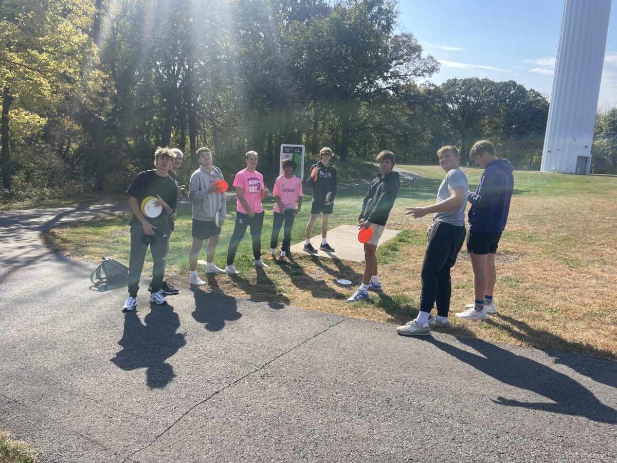 Students from Lifetime Activities class and Advanced Phy Ed frolf it up at Nehls Park. 