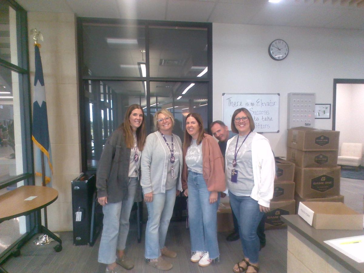 Office lady's twinning for homecoming week