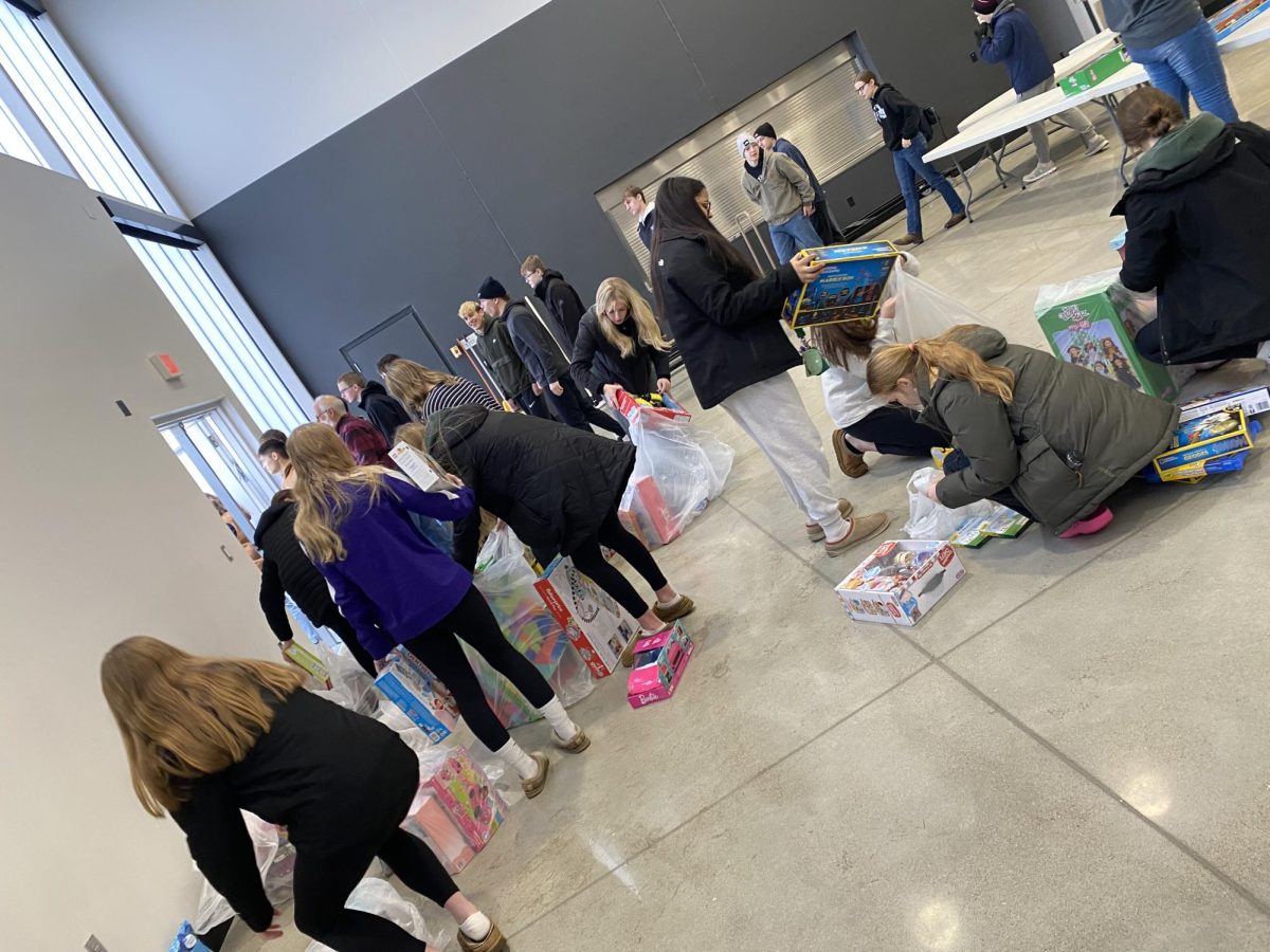 FCCLA setting up Santa's Closet at the New Ulm Armory 