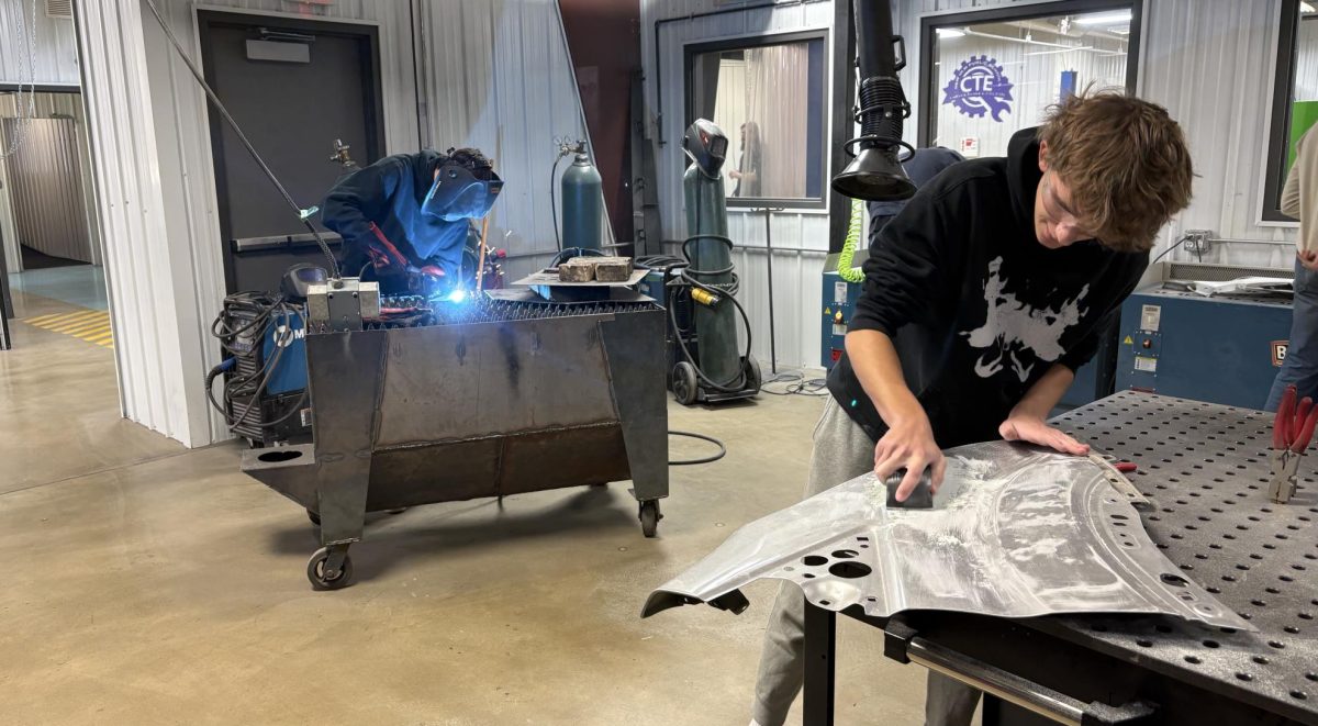 Seniors Kolt Peterson (right) and Landon Schweiss work on their fenders 