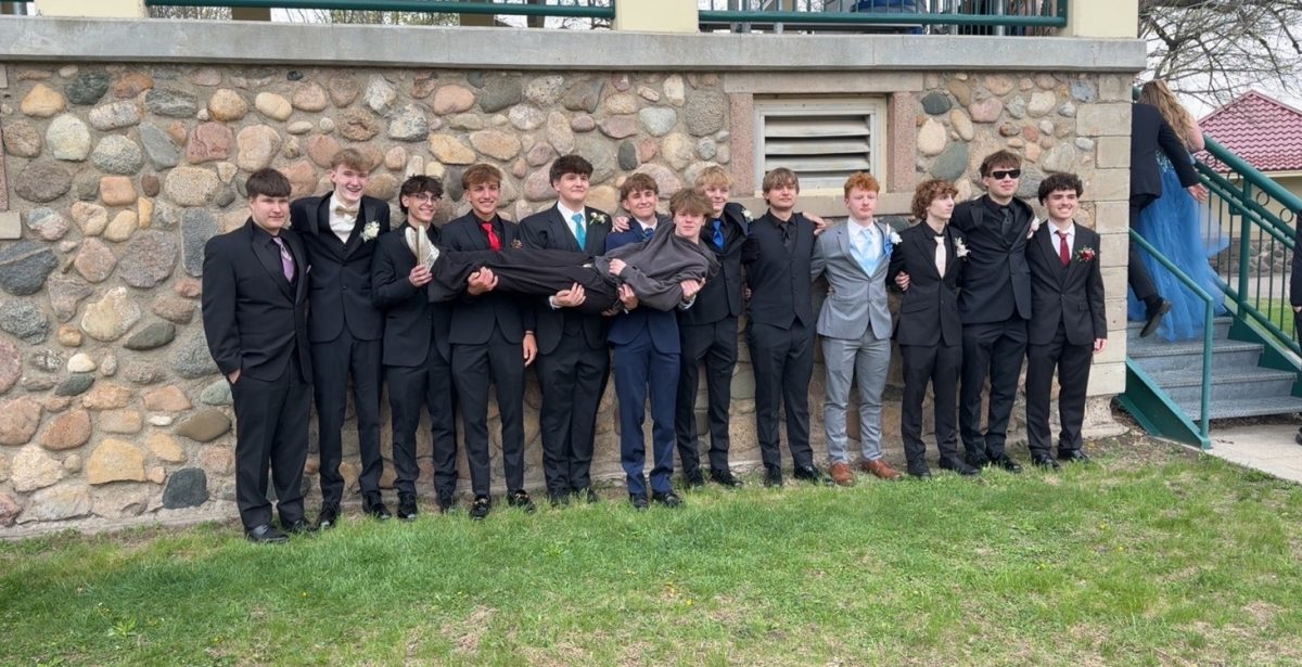 Massive group of friends all gather to take a wonderful picture at prom